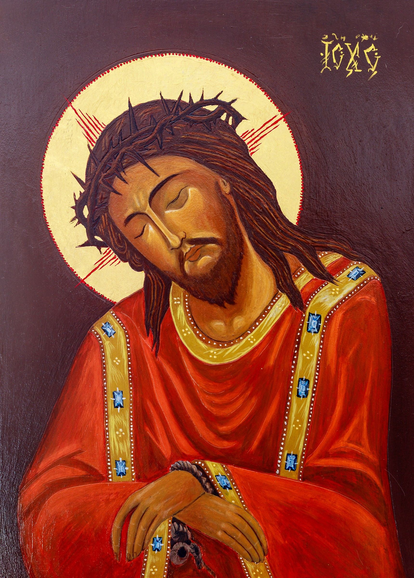 Icône du Christ Ecce Homo, tête inclinée, couronne d'épines, manteau rouge orné, nimbe crucifère, sur fond brun sombre