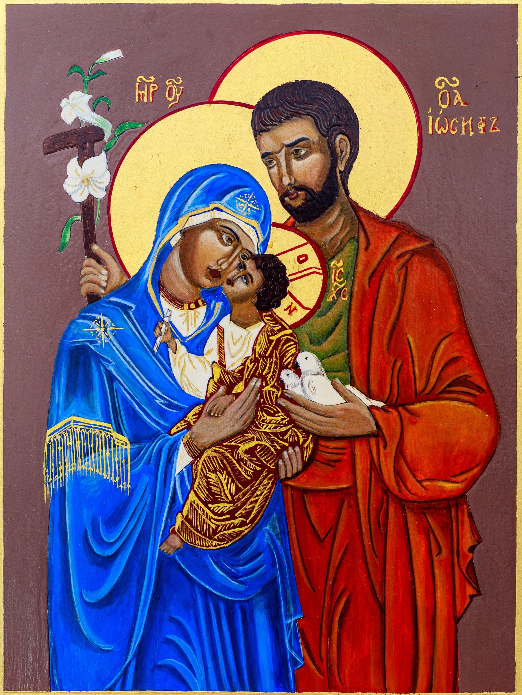 Icône de la Présentation au Temple : la Mère de Dieu en maphorion bleu porte l'Enfant vêtu d'or, saint Joseph en manteau rouge présente deux colombes, bâton fleuri de lys, fond brun