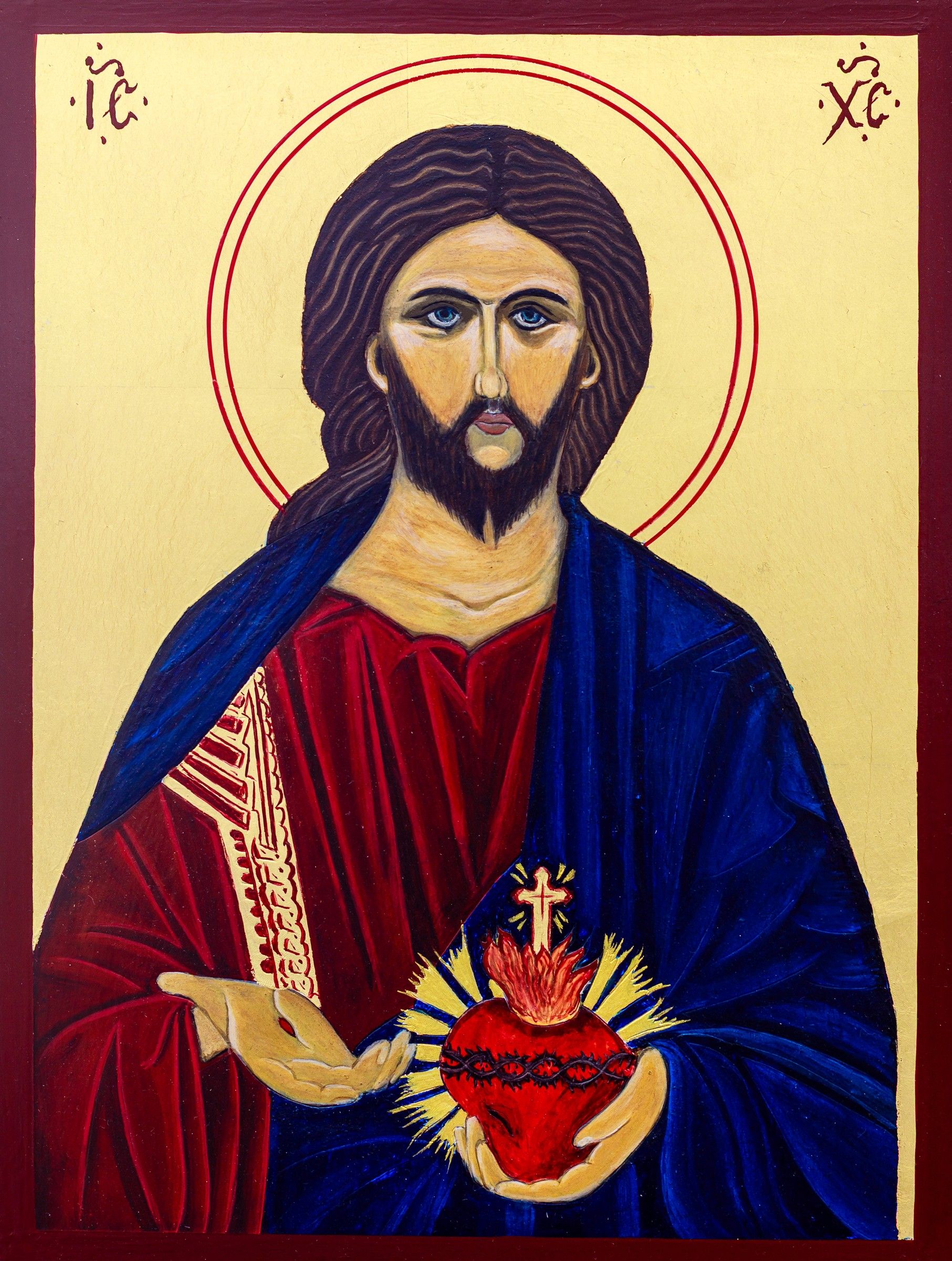 Icône du Sacré-Cœur : le Christ à mi-corps, tunique rouge et manteau bleu, présentant son cœur enflammé couronné d'épines, inscriptions IC XC, fond d'or