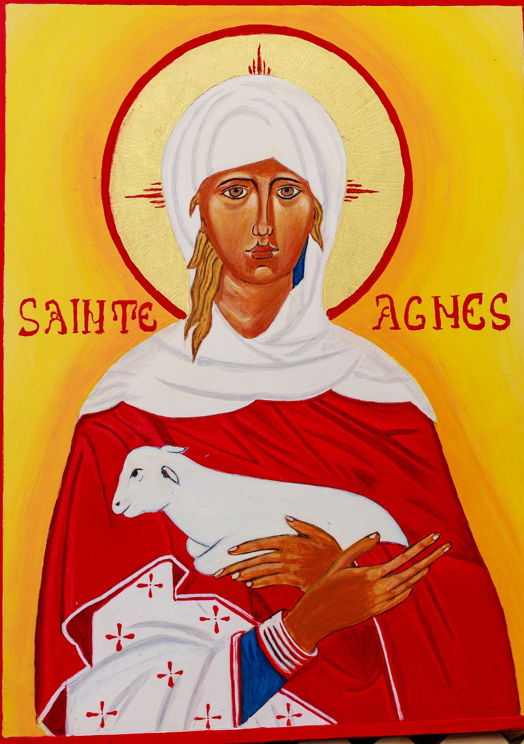Icône de sainte Agnès, jeune sainte voilée de blanc, manteau rouge, tenant un agneau, inscription « Sainte Agnès »