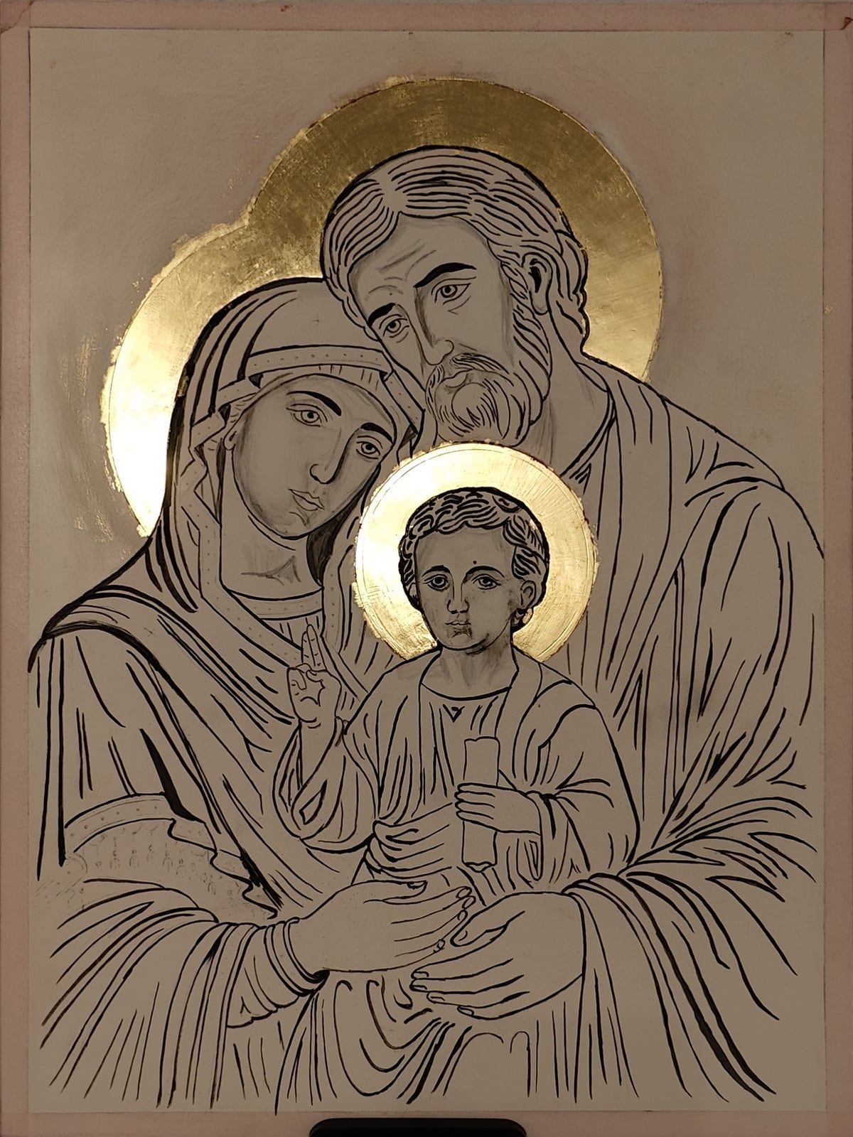 La Sainte Famille en cours d'écriture : les traits peints et l'or posé, avant les couleurs