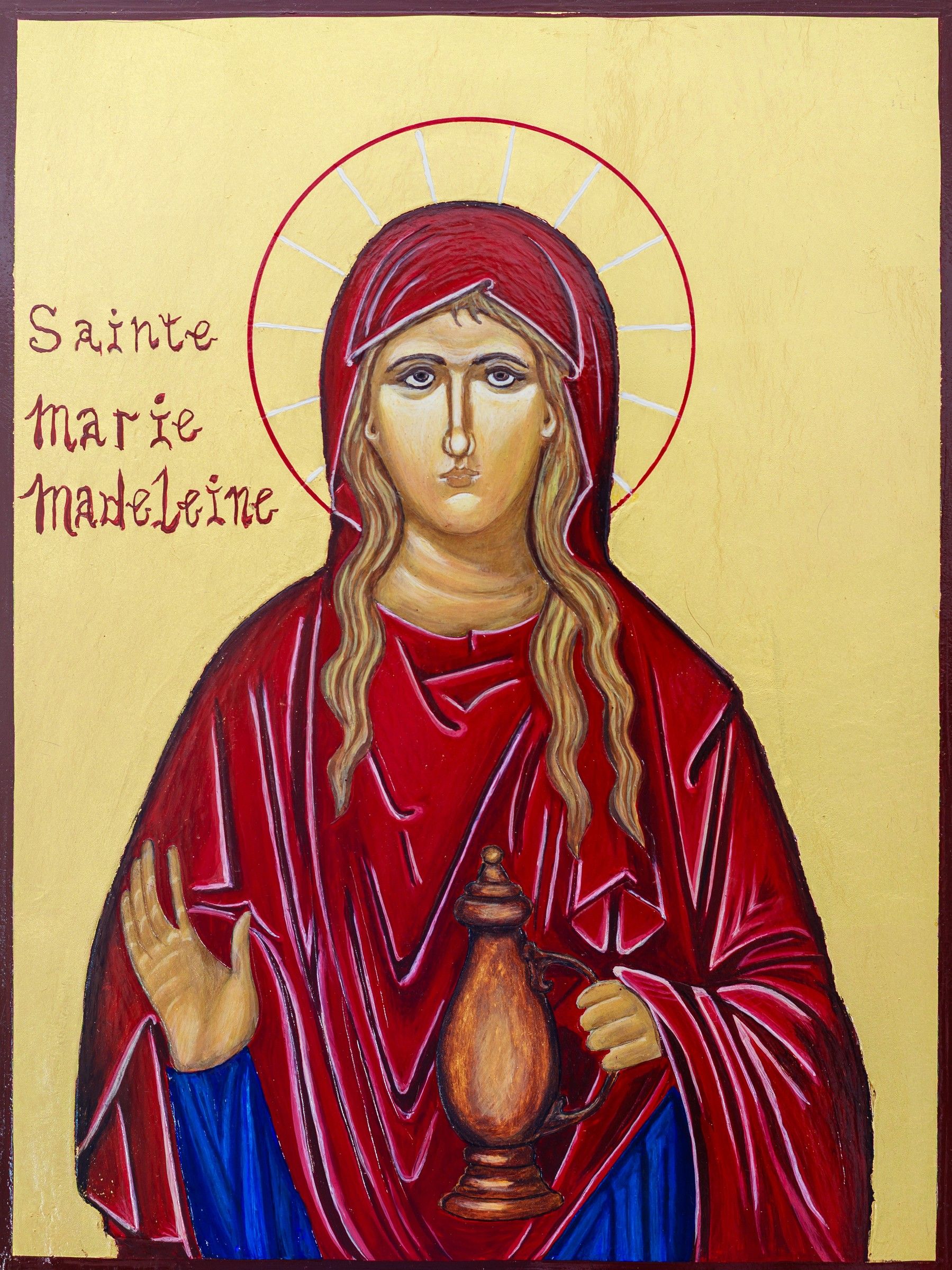 Icône de sainte Marie-Madeleine en manteau rouge, tenant le vase de parfum, inscription « Sainte Marie-Madeleine », fond d'or